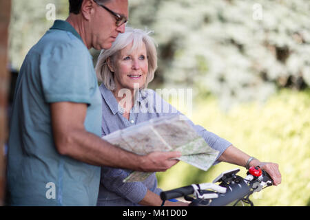 Senior Paar in die Karte schauen auf Radfahren Urlaub Stockfoto