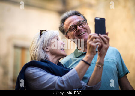 Senior Paar auf Urlaub nimmt eine selfie Stockfoto