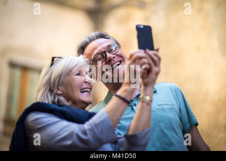 Senior Paar auf Urlaub nimmt eine selfie oder auf Video Anruf Stockfoto