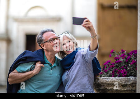 Senior Paar auf Urlaub nimmt ein Foto zu einem touristischen Ort Stockfoto