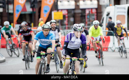 Fahrt London Bike Race - Fahrer fahren Sie durch das Zentrum von London in Richtung der finnische Linie. Stockfoto