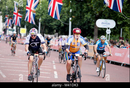 Fahrt London Bike Race - Fahrer fahren Sie durch das Zentrum von London in Richtung der finnische Linie. Stockfoto