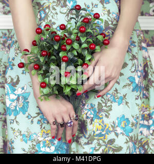 Woman's Hände halten einen Blumenstrauß von Berry. Mode Kunst Foto. Schönheit und Maniküre Stockfoto