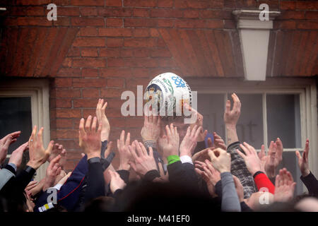 Spieler während der jährlichen Royal Faschings Fußballspiel in Ashbourne, Derbyshire, die über zwei 8-Stunden, am Faschingsdienstag und Aschermittwoch mit der Ziele sind drei Meilen auseinander nimmt. Stockfoto