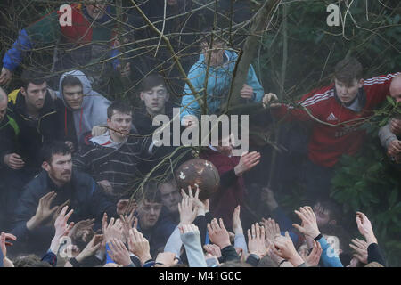 Spieler während der jährlichen Royal Faschings Fußballspiel in Ashbourne, Derbyshire, die über zwei 8-Stunden, am Faschingsdienstag und Aschermittwoch mit der Ziele sind drei Meilen auseinander nimmt. Stockfoto