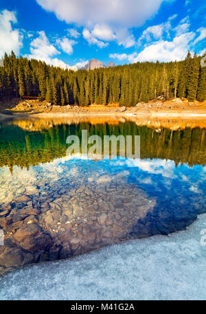 Carezza See, Dolomiten, Italien. Ein Juwel in den Dolomiten, Latemar Gruppe. Stockfoto