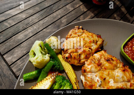 Ansicht von oben Fisch, Reis und Gemüse, populären indischen Teller Meeresfrüchte aus Barracuda. Fisch vom Grill mit Gewürzen Stockfoto