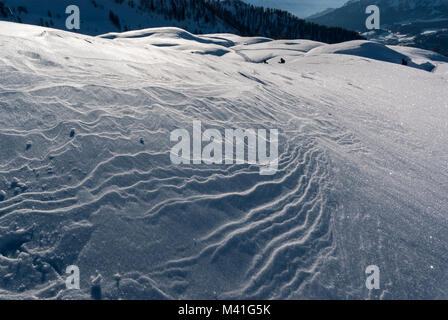 Formen auf vereisten Schnee durch Wind in den Bergen gemacht. Madeleine, Aostatal, Italien. Stockfoto