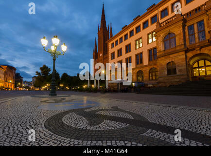 Das Rathaus und der Marktkirche aus dem Schlossplatz in der Nacht. Wiesbaden, Deutschland Stockfoto