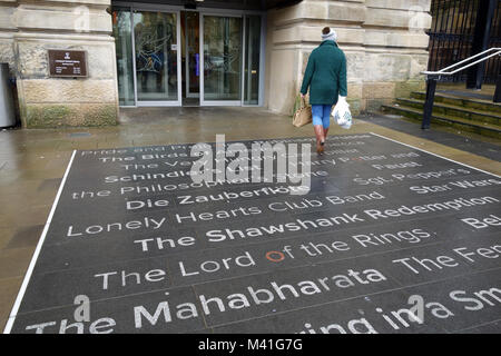 Frau mit Shopper zu Fuß in Richtung der Eingang zu Liverpool Central Library. Stockfoto