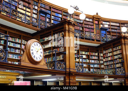 Die kreisförmige hölzerne Bücherregale in der picton Leseraum in Liverpool Central Library. Gebogene und Gerundete Stockfoto