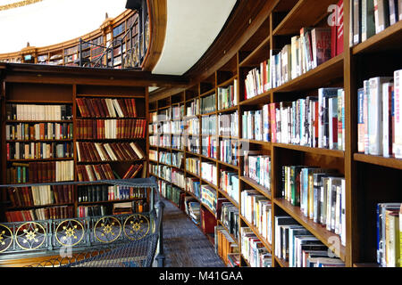 Die kreisförmige hölzerne Bücherregale in der picton Leseraum in Liverpool Central Library. Gebogene und Gerundete Stockfoto