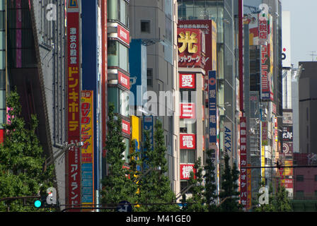 Die vertikale leuchtende Zeichen der Japanischen Geschäften alog Akiba Weg, Straße der Technik. Tokio, Japan Stockfoto