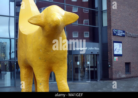 Die erste und ursprüngliche Tithebarn Superlambanana außerhalb der Gebäude, John Moore University, Liverpool, England, UK. Stockfoto