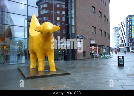 Die erste und ursprüngliche Tithebarn Superlambanana außerhalb der Gebäude, John Moore University, Liverpool, England, UK. Stockfoto