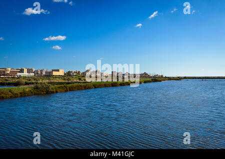 Ein Blick auf die Stadt vom Flussufer Stockfoto