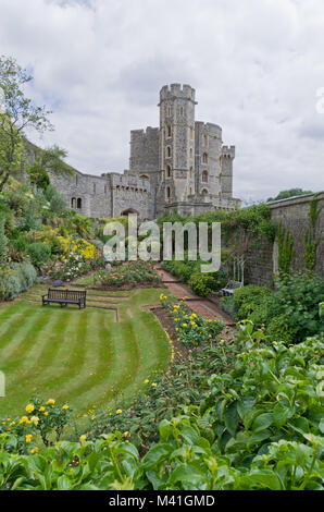 Windsor Castle, die königliche Residenz, Bekshire, Großbritannien; der Blick über den Moat Garden zum King Edward III Tower. Stockfoto