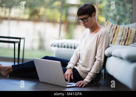 Frau von zu Hause aus arbeiten Stockfoto