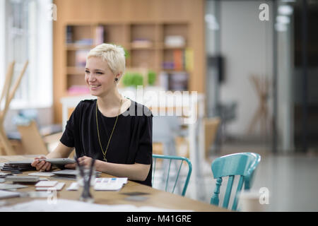 Kreative Designer, die an einem Projekt arbeitet Stockfoto