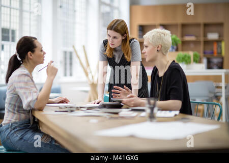 Weibliche Mitarbeiter an einem Projekt arbeiten, Stockfoto