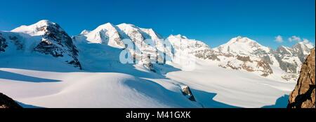 Panorama-aufnahme auf massiv Bernina: Palù Peak, Bellavista Peak, Bernina Spitze Stockfoto