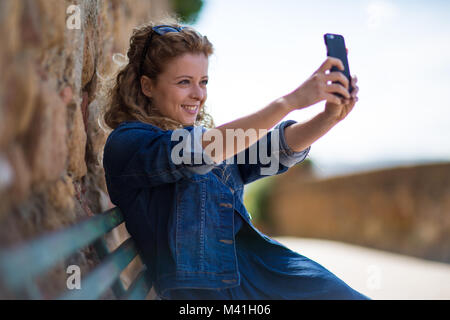 Junge erwachsene Frau eine selfie im Urlaub Stockfoto