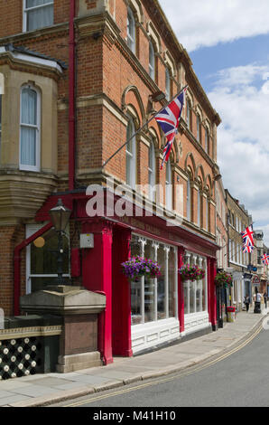 Eton High Street, UK; mit den Räumlichkeiten von Tom Brown Schneider, im Jahr 1783 gegründet und befindet sich an der Ecke. Stockfoto