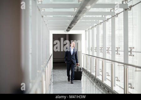 Geschäftsmann zu Fuß durch Flughafen Terminal Stockfoto