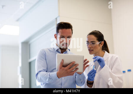 Weibliche Wissenschaftler diskutieren, Ergebnisse von Experiment mit männlichen Kollegen Stockfoto