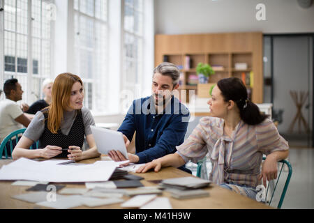 Gruppe von Mitarbeitern über ein Projekt Stockfoto