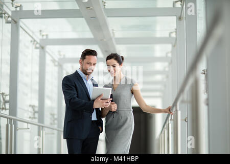 Blick auf digital-Tablette zusammen Geschäftskollegen Stockfoto