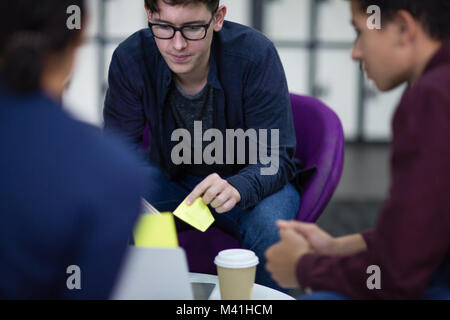 Schüler mit Haftnotizen an der Hochschule Stockfoto