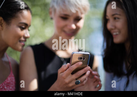 In der Nähe von Freunden am Smartphone suchen Stockfoto