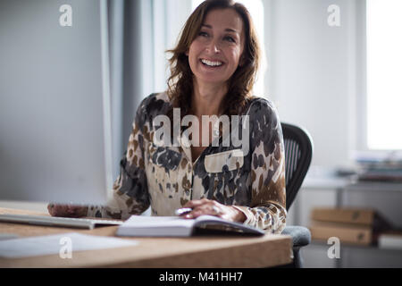 Reife Geschäftsfrau, Arbeiten am Computer Stockfoto