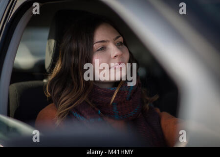 Junge erwachsene Frauen fahren Auto Stockfoto