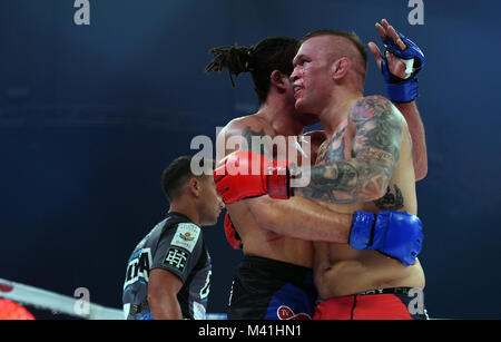 Warschau, Polen - 25. MÄRZ 2017: PLMMA Mixed Martial Arts Nacht in einem Käfig o/p Kämpfer im Octagon Kampf Stockfoto