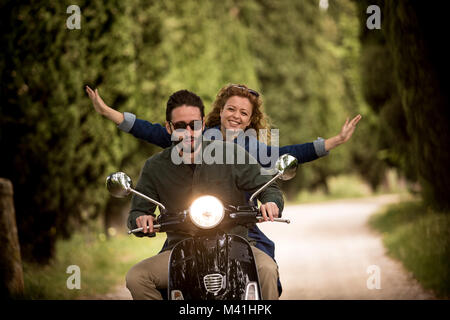 Ein junges Paar, das Spaß am Motorrad zusammen Stockfoto