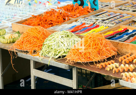 Karotten und Gurken spiralförmiger Schnitt für schöne Präsentation im Markt auf dem Campo de Fiori, Rom, Italien. Auch, Verkauf von pflanzlichen spiralizer. Stockfoto