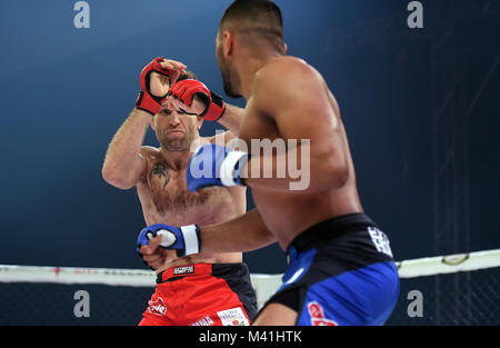 Warschau, Polen - 25. MÄRZ 2017: PLMMA Mixed Martial Arts Nacht in einem Käfig o/p Kämpfer im Octagon Kampf Stockfoto