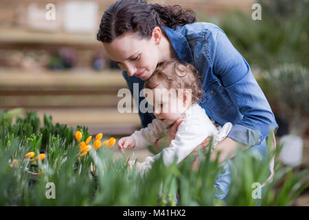 Mutter mit Tochter im Garten Center Stockfoto