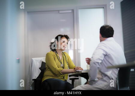 Ärzte gemeinsam diskutieren die Bestrahlung des Patienten Stockfoto