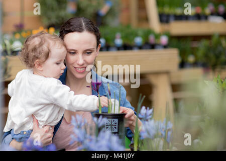 Mutter mit Tochter im Garten Center Stockfoto