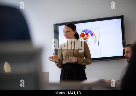 Weibliche Führungskraft eine Präsentation Stockfoto