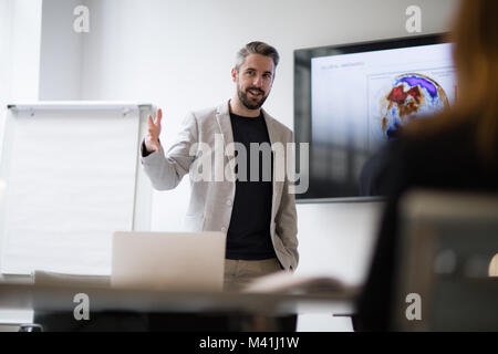 Männliche Business Executive eine Präsentation Stockfoto