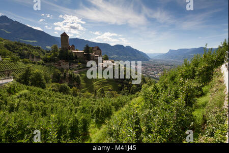 Castel Tirol und Passeiertal Blick von den Hügeln von Tirol, Südtirol, Italien Stockfoto