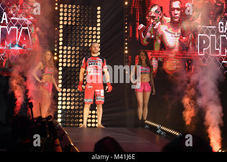 Warschau, Polen - 25. MÄRZ 2017: PLMMA Mixed Martial Arts Nacht in einem Käfig o/p Kämpfer im Octagon Kampf Stockfoto
