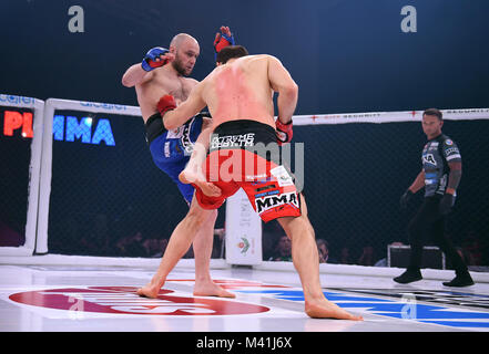 Warschau, Polen - 25. MÄRZ 2017: PLMMA Mixed Martial Arts Nacht in einem Käfig o/p Kämpfer im Octagon Kampf Stockfoto