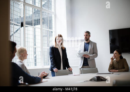 Führungskräfte führen ein Brainstorming Sitzung Stockfoto