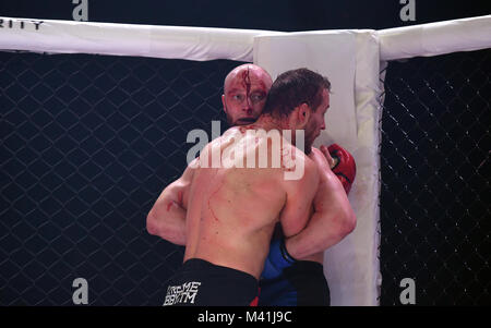 Warschau, Polen - 25. MÄRZ 2017: PLMMA Mixed Martial Arts Nacht in einem Käfig o/p Kämpfer im Octagon Kampf Stockfoto