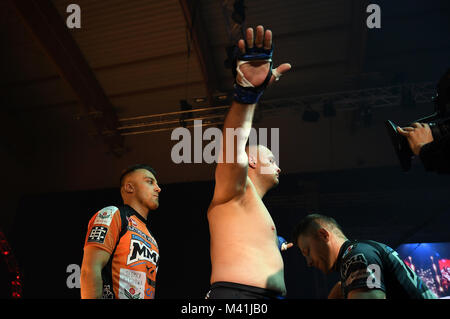 Warschau, Polen - 25. MÄRZ 2017: PLMMA Mixed Martial Arts Nacht in einem Käfig o/p Kämpfer im Octagon Kampf Stockfoto